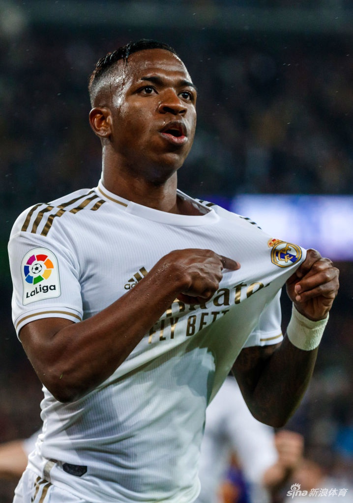 西甲官方logo在发布会背景板上格外醒目，秘书长坎普斯正对着镜头严肃阐述，他面前的话筒如同等待聆听历史的耳朵，记录下这关乎欧洲足坛格局的重要时刻。