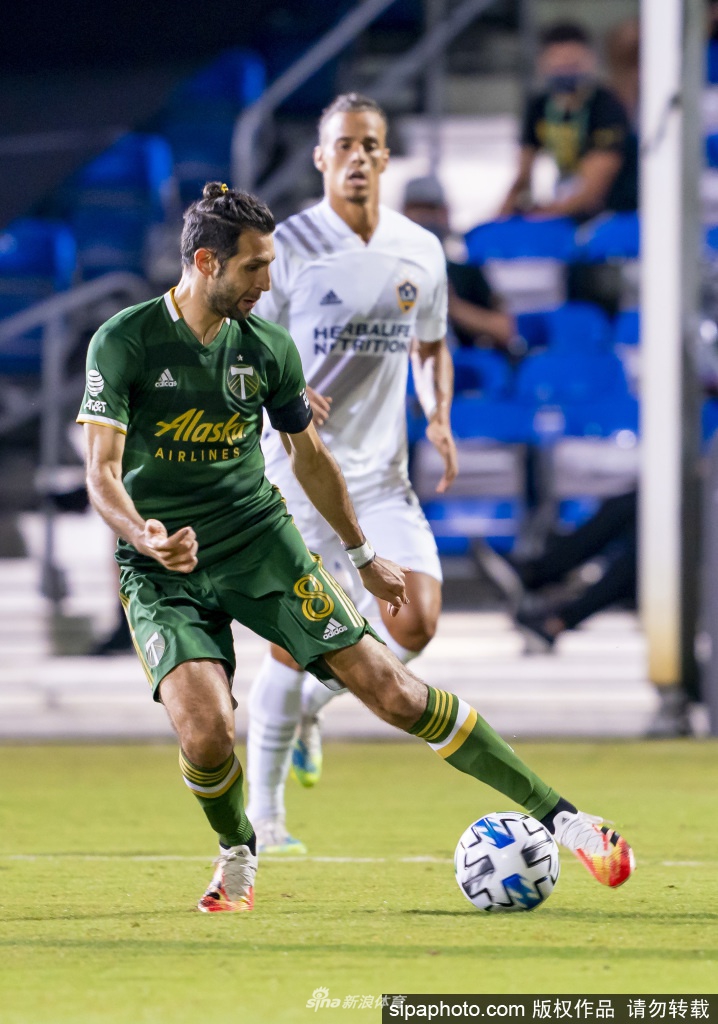 墨西哥射手‘小豌豆’哈维尔·埃尔南德斯在破门得分后，兴奋地抓起球衣亲吻队徽，他以这粒进球宣告了自己在洛杉矶银河的进攻火力，尽管球队最终未能取胜。