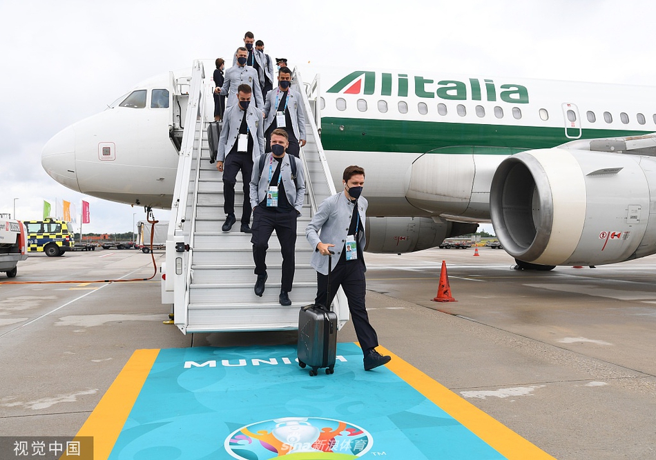 斯皮纳佐拉提着行李袋走出通道，眼神中闪烁着对比赛的迫不及待，这位边路飞翼即将在这片草地上留下自己不知疲倦奔跑的足迹。