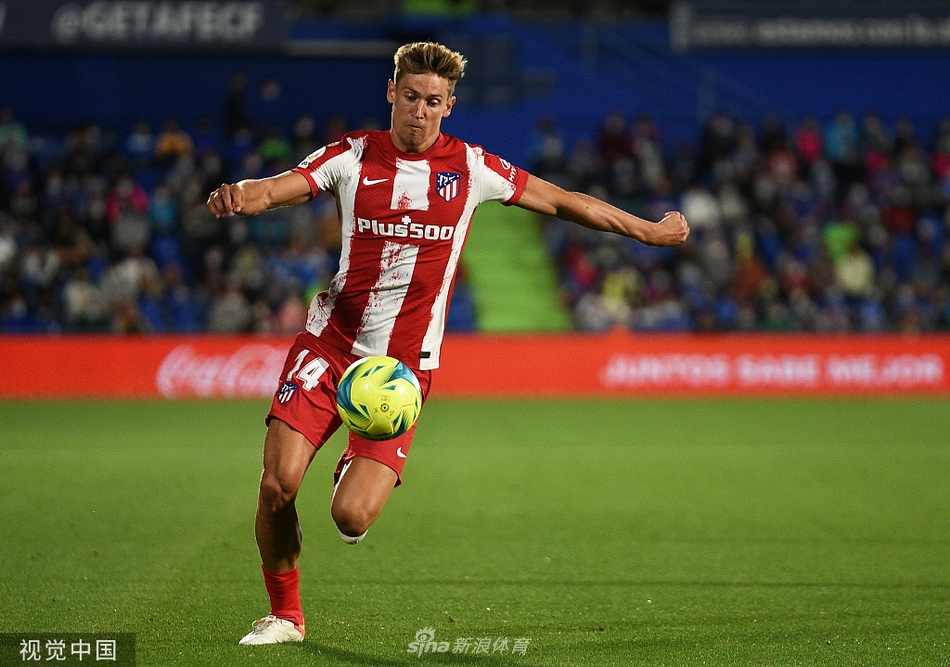 苏亚雷斯在比赛中全神贯注，紧盯着来球，他强壮的身体卡住身位，为接下来的射门做好了万全准备