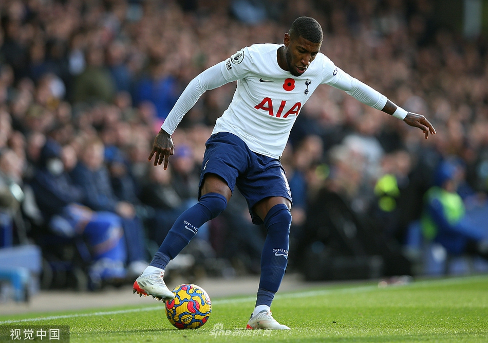 凯恩在对方禁区内背身拿球，面对两名埃弗顿防守球员的夹击，奋力护住球权等待队友接应