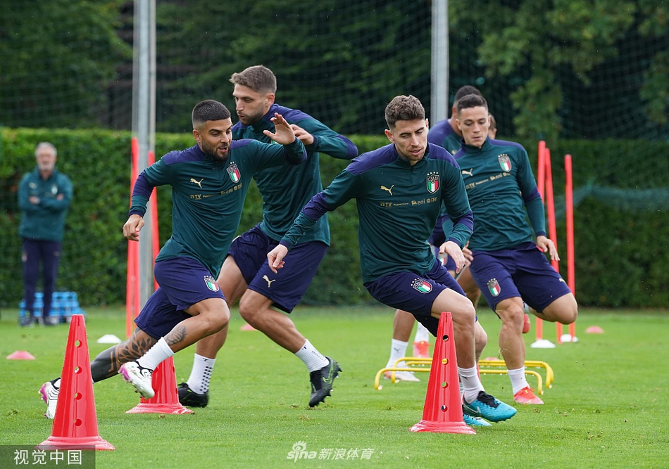 洛卡特利在分组对抗中送出一脚精妙长传，皮球划过一道美妙的弧线，精准地找到了前插的队友，这一刻，人们仿佛看到了意大利中场艺术家们的传承。