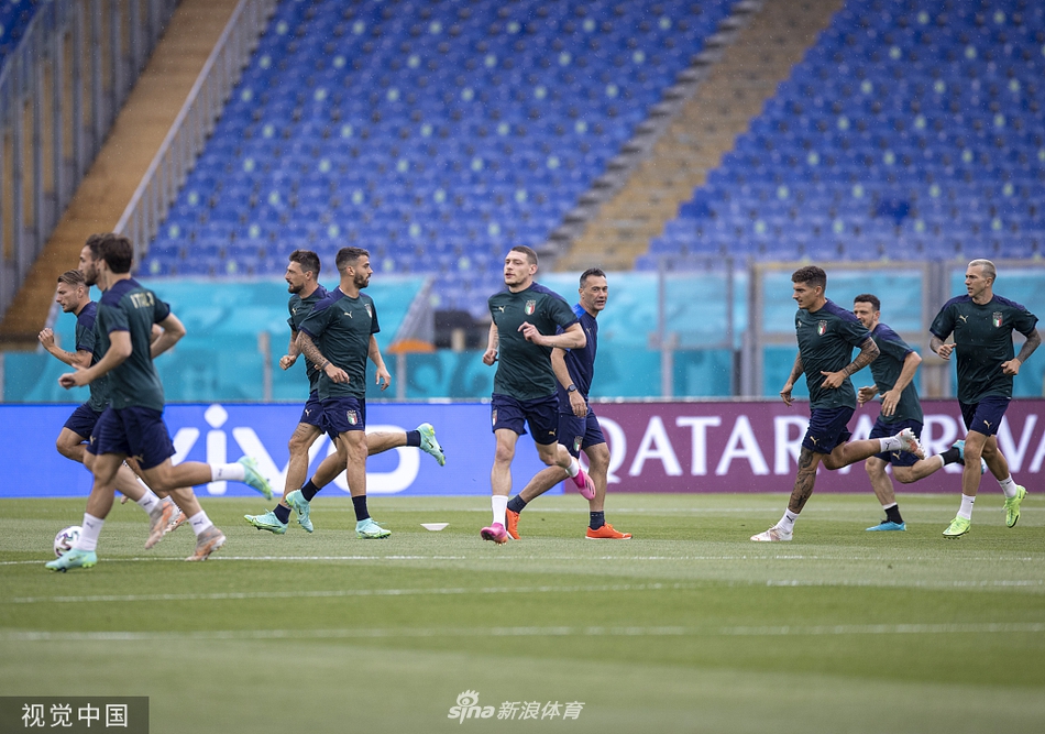 罗马奥林匹克球场的草皮在阳光下闪闪发光，蓝色的座椅上印有巨大的‘ROMA’字样，静待大战来临