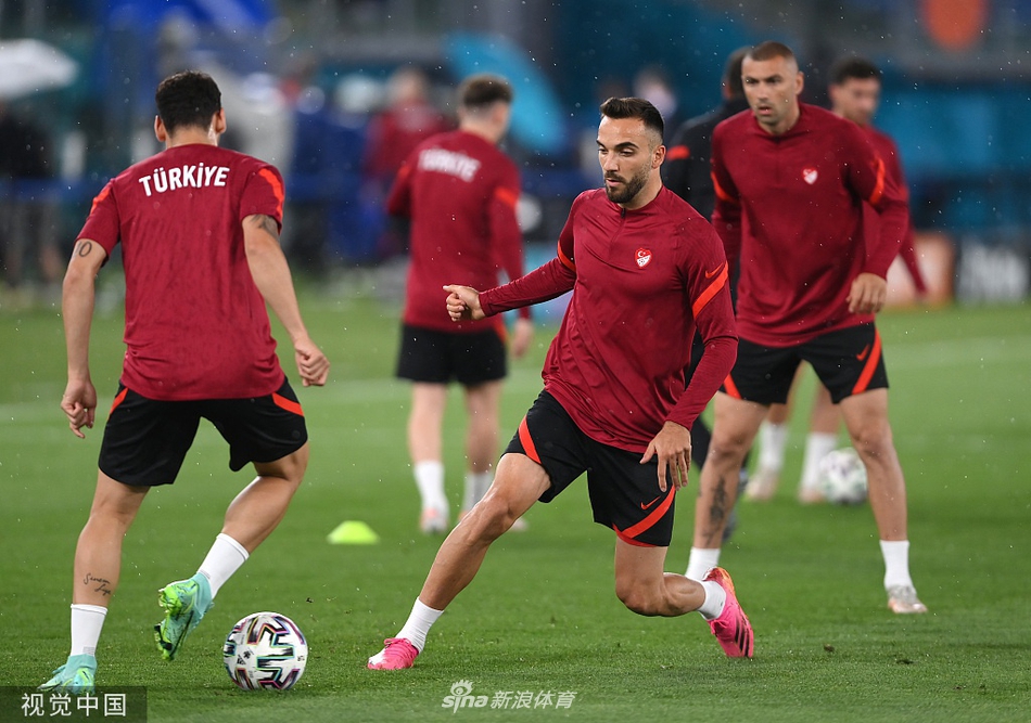 全景镜头下的罗马奥林匹克体育场灯火通明，草皮修剪得如同绿色的天鹅绒，土耳其球员列队慢跑，在这座即将燃起战火的古老球场留下赛前最后的剪影。