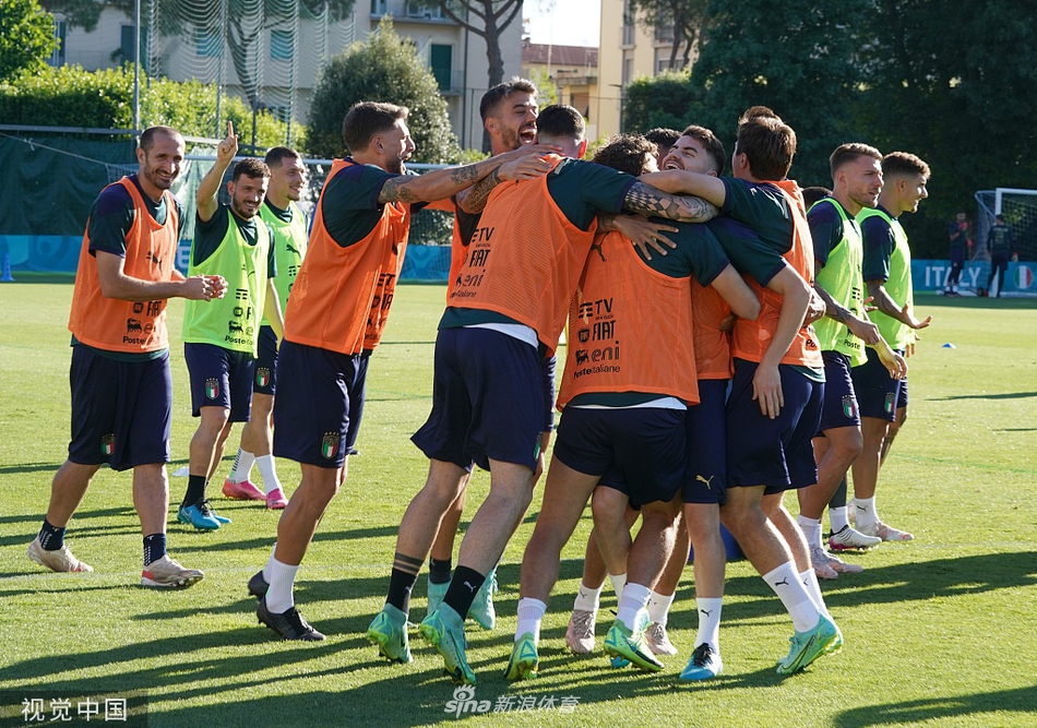 巴斯托尼与巴雷拉这对国米队友，在训练中嬉戏打闹，脚下的障碍物成了他们最好的玩具