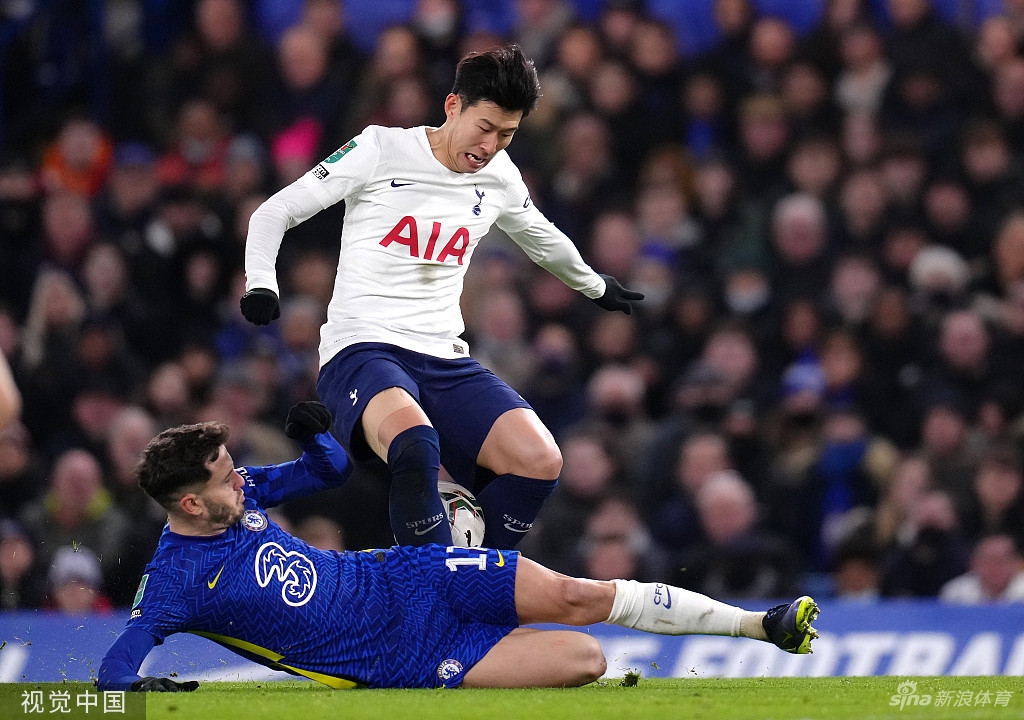 斯坦福桥球场座无虚席，球迷营造出震撼的主场氛围