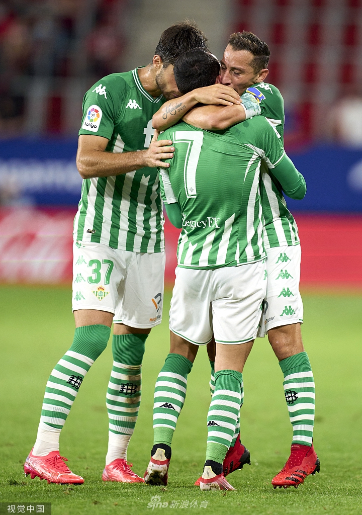 威廉·若泽在禁区外轰出一记精彩绝伦的世界波，皮球如炮弹般飞向球门，他射门后的姿态充满力量感，定格了这场比赛的致胜瞬间。