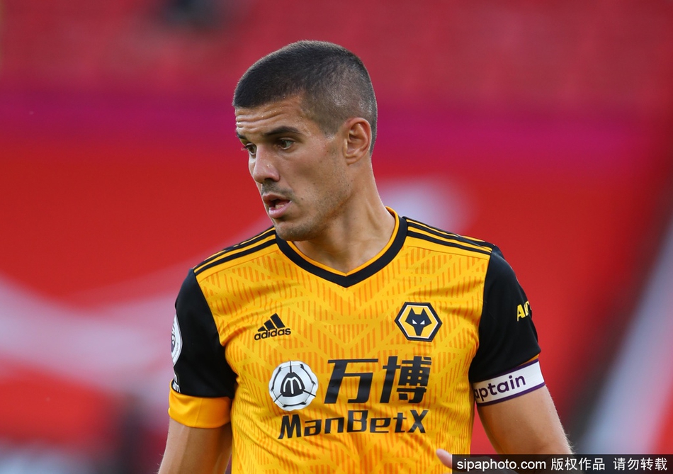 考迪身着英格兰训练服，神情落寞地坐在草坪上，眼神中透露出对为国征战机会的不舍与无奈