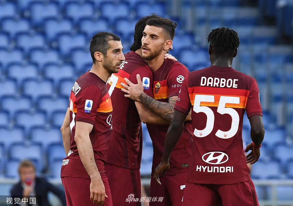 罗马中场核心姆希塔良在人群中轻盈起跳，用一记精彩的端射攻破对手大门。这一刻，他不仅贡献了一射两传的完美数据，更像是一位在绿茵场上指挥若定的音乐指挥家。