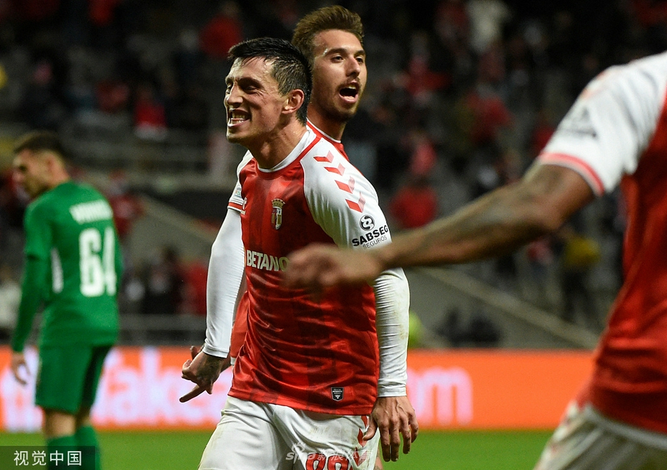 细雨中的布拉加市政球场灯火通明，绿色的草坪在灯光下显得格外鲜艳，看台上身着红衣的主队球迷热情不减，他们挥舞着旗帜，等待着即将开始的欧联杯激战。