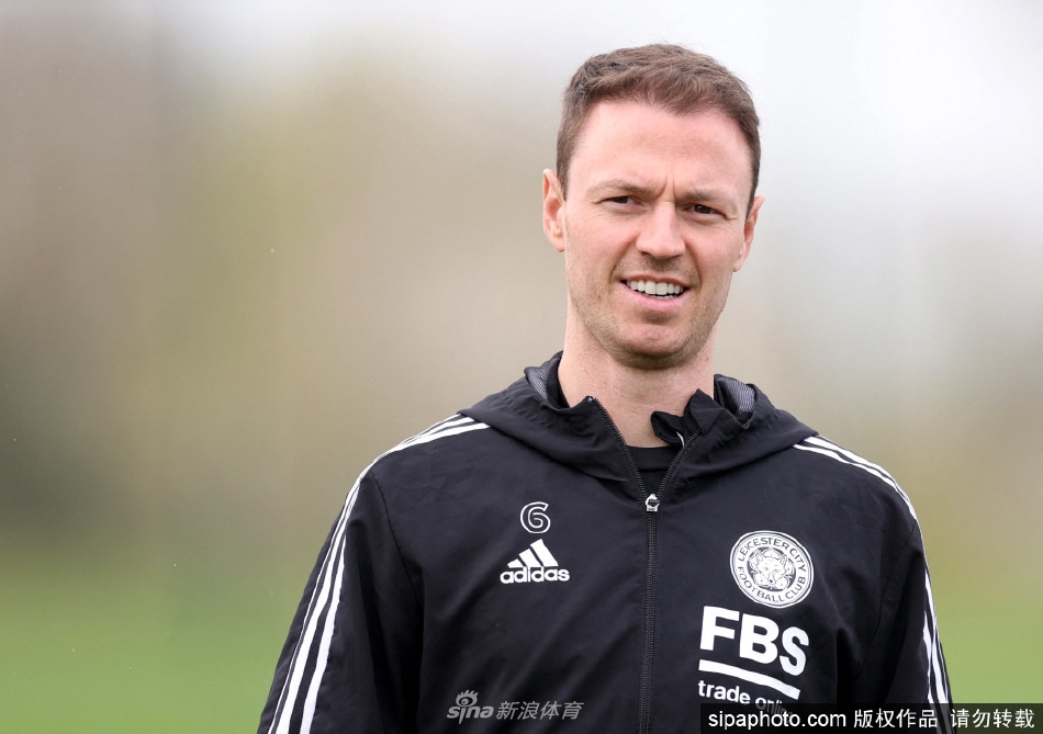 莱斯特城核心球员麦迪逊在绿茵场上专注进行带球突破训练，阳光洒在他坚毅的脸庞上，身影与球影交织出力量的韵律。