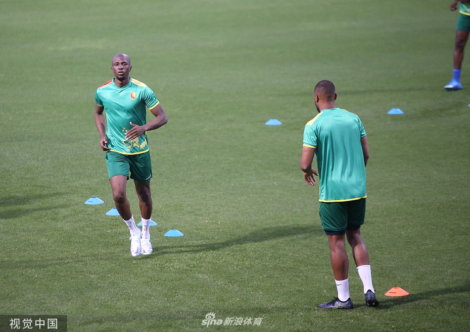 发布会现场气氛专注而严肃，几内亚主帅面对记者的镜头从容不迫地解析着球队的备战策略，他身后的背景板无声地诉说着球队进军大赛的雄心。