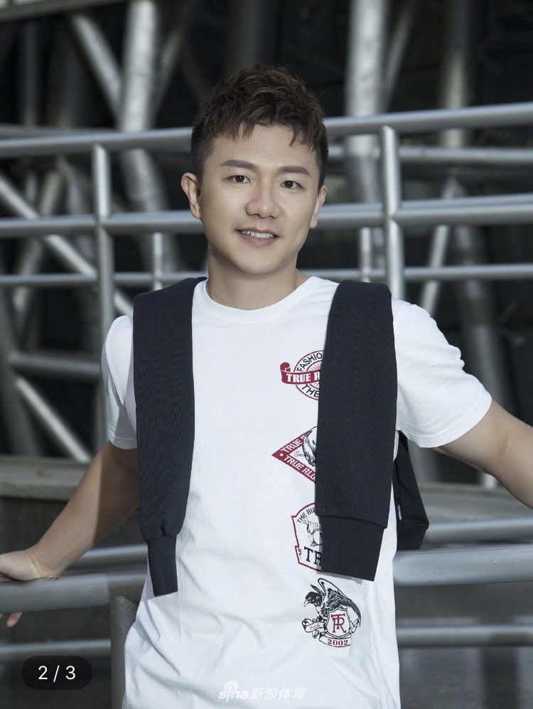 陈一冰绿洲晒存图 身穿白t阳光帅气