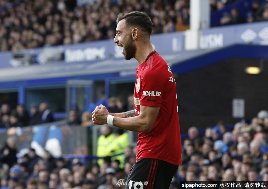 在蓝天白云的映衬下，球员们身披鲜艳战袍重返训练场，草坪上不再是一人一球的单独绕圈，而是充满了久违的欢声笑语和激烈的身体对抗。