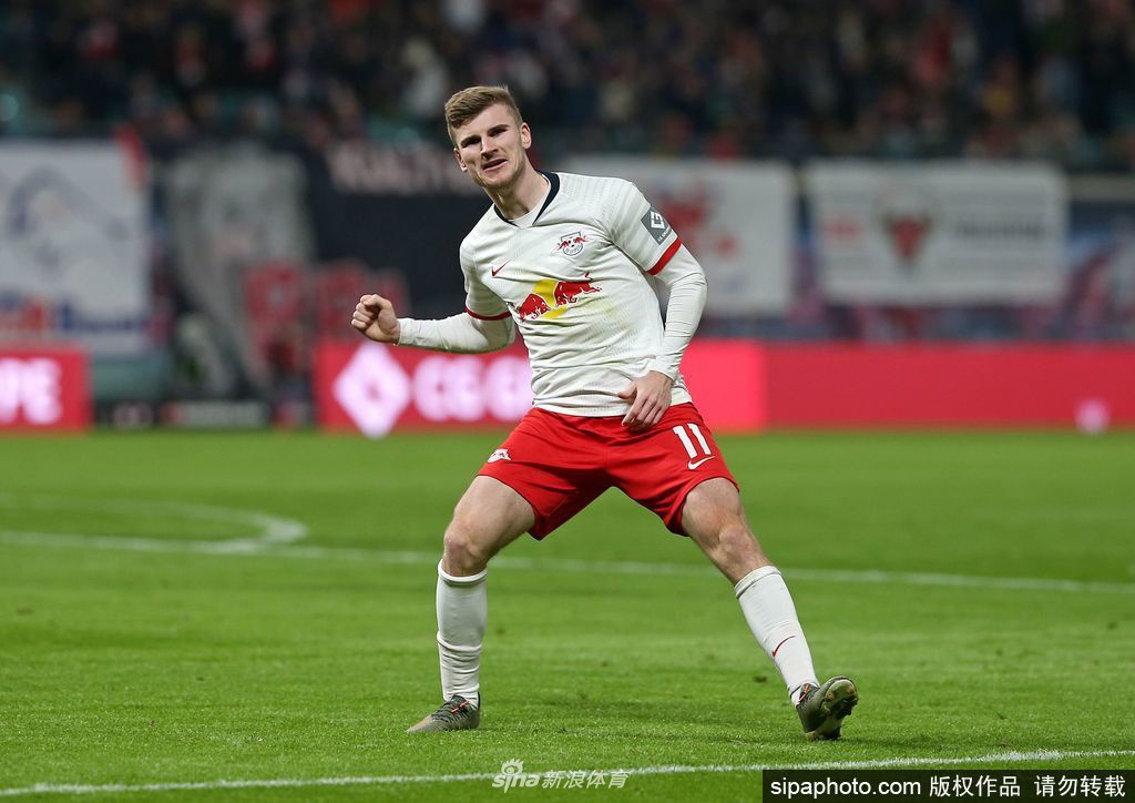 维尔纳双手胸前握拳，眼神坚定望向远方，正式宣告自己成为切尔西未来版图的核心一员