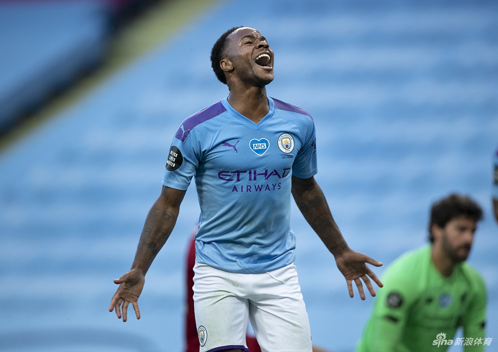 斯特林在禁区内被戈麦斯拉倒的瞬间，他的眼神中充满了对胜利的渴望，这一次摔倒为曼城打开了胜利之门。