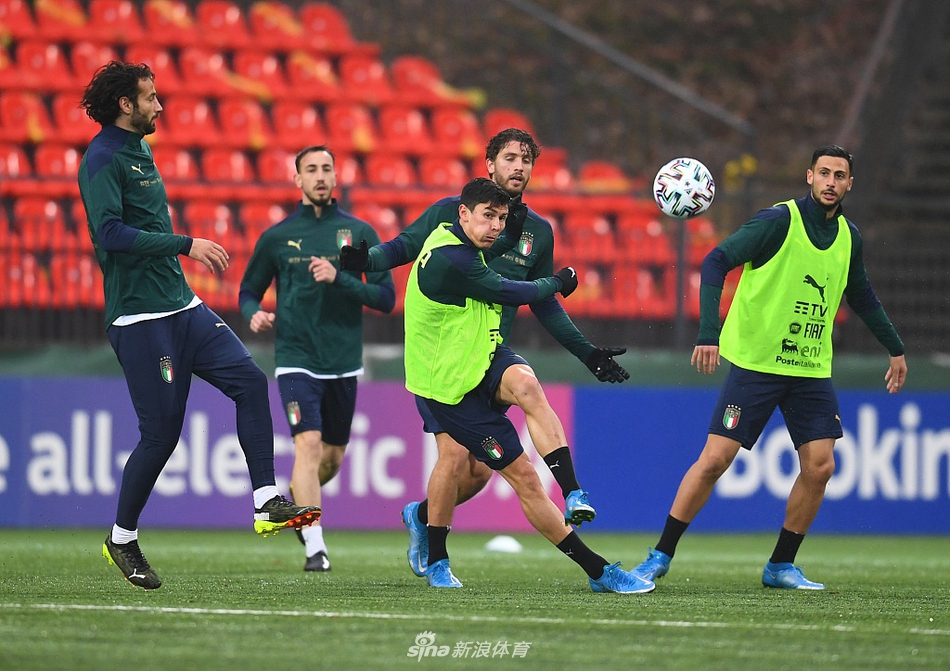 训练场上，意大利攻击手因西涅面带标志性微笑，正用脚底拉球进行热身，矮小的身躯里蕴藏着巨大的能量，随时准备撕开对手防线