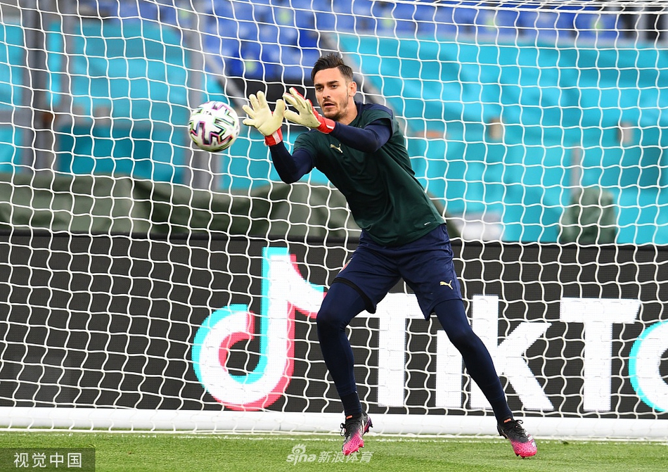 训练结束后，博努奇与若日尼奥并肩走向场边，两人的身影被夕阳拉长，背后是空旷的球场