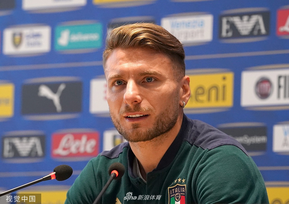 因莫比莱在发布会上面带标志性的微笑，眼神中透露出对胜利的渴望与自信，仿佛在向全世界宣告意大利已做好准备。