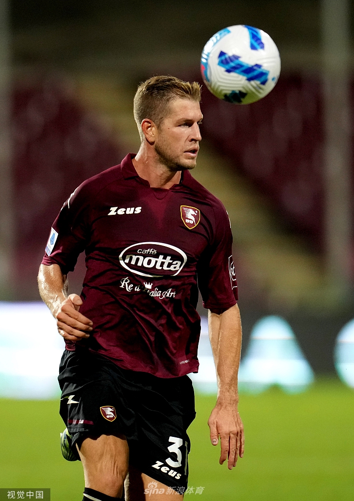 老将里贝里在拼抢中眼神坚毅，他瘦削的身影承载着萨勒尼塔纳中场的全部想象力。每一次触球、每一次传递，他都在用自己的经验告诉年轻人，不到最后一刻，绝不能放弃。