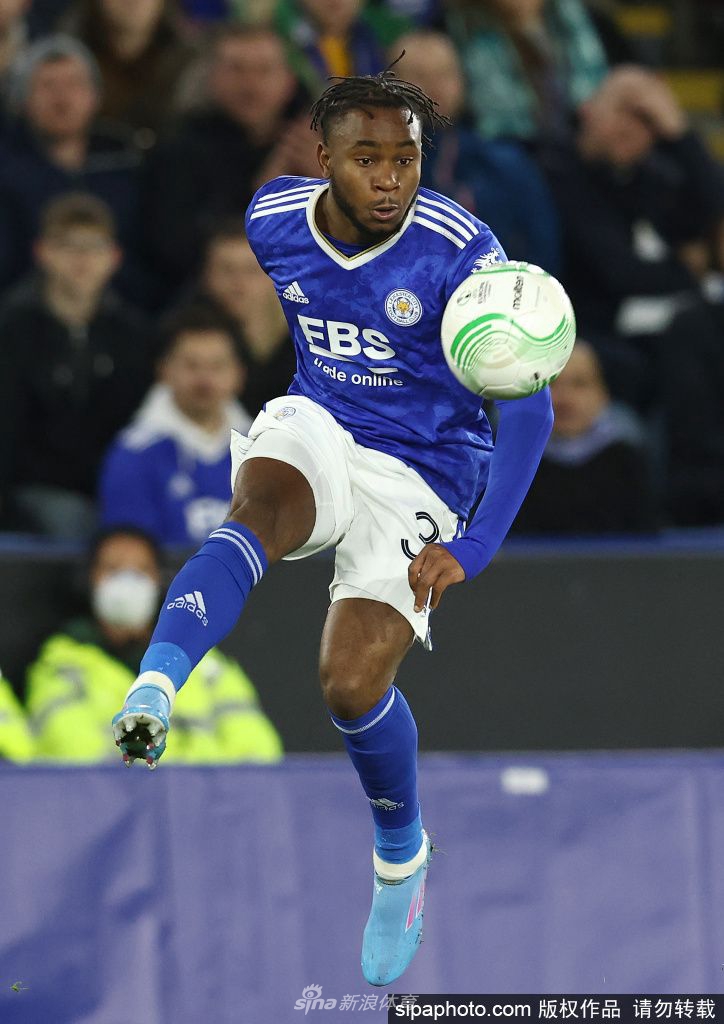 卢克曼面带微笑与俱乐部官员握手，身后是亚特兰大队徽与欢迎标语