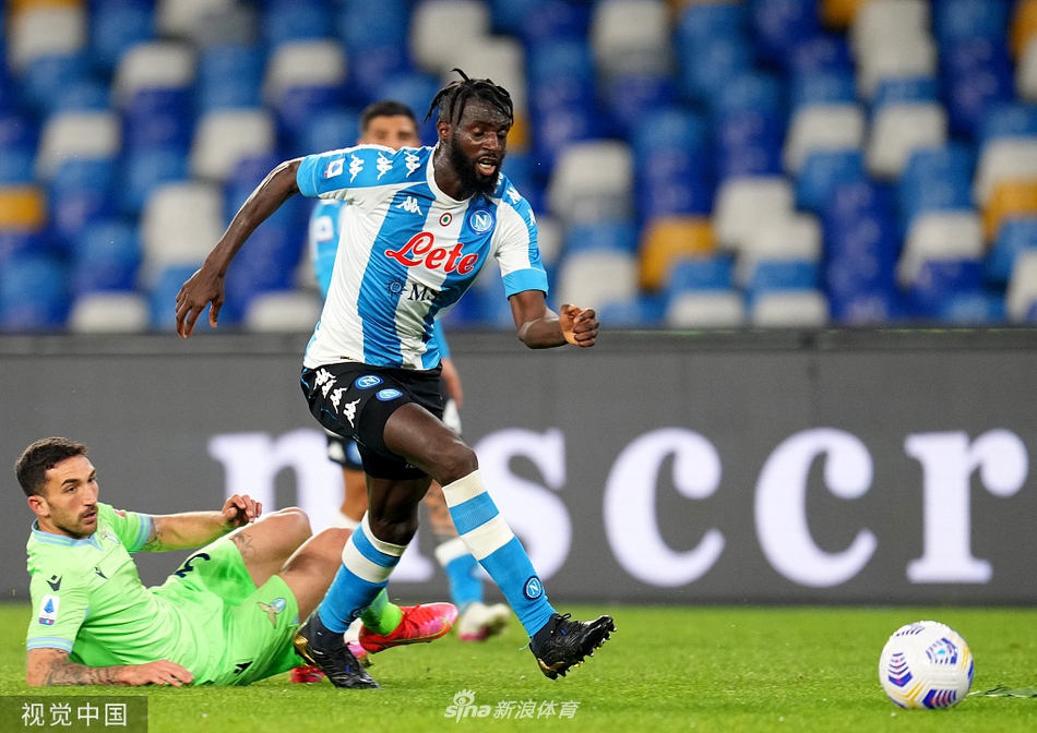 默滕斯凌空推射，舒展动作诠释顶级射手嗅觉