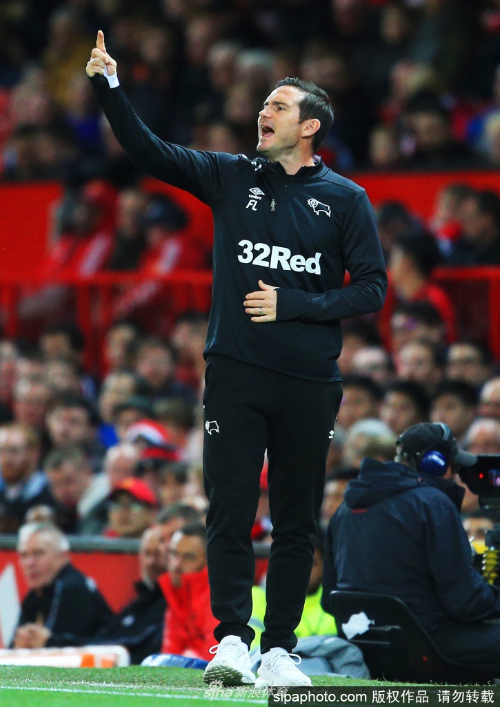 兰帕德在德比郡执教时，于场边神情专注地指导队员，他的肢体语言充满力量，仿佛正将自己的足球智慧传递给新一代球员