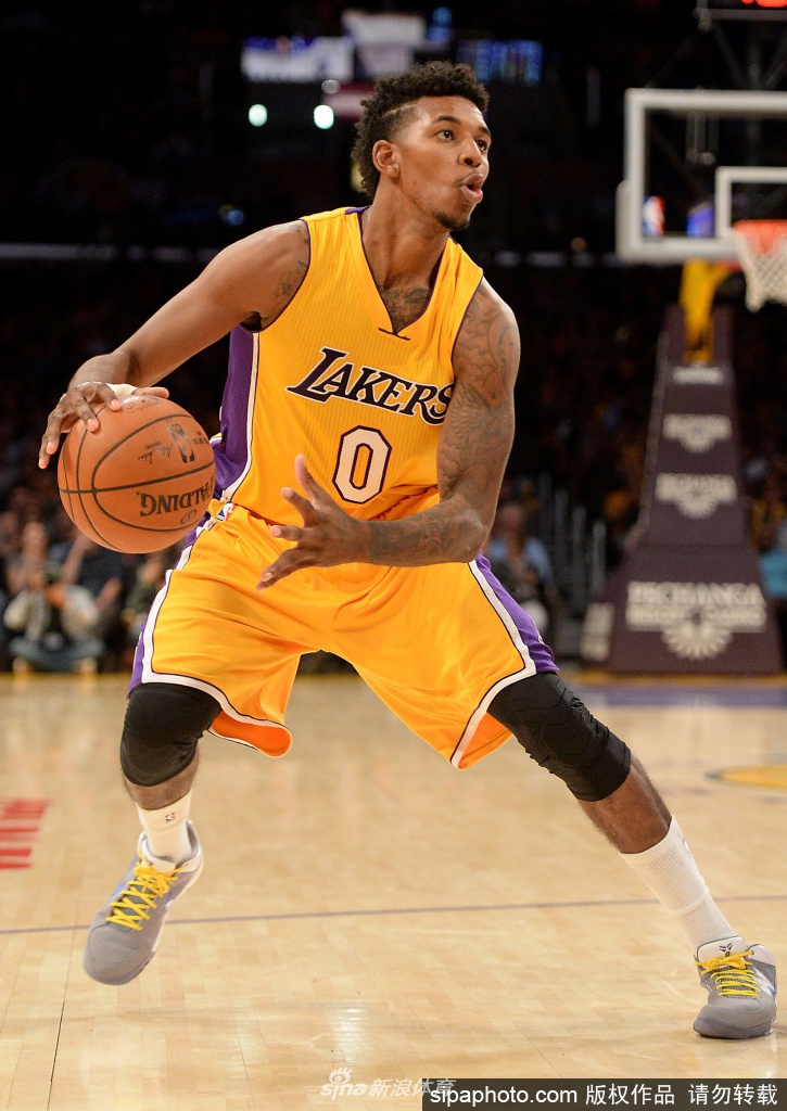 赛场上的尼克杨双手一摊，脸上露出经典的“尼克杨式”困惑表情，仿佛在询问命运为何总是让他与机遇擦肩而过，这个让全球网友熟知的“问号脸”背后，是他对未来的不确定。