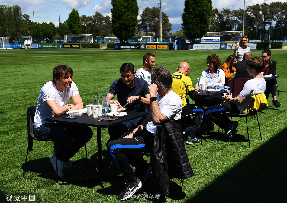 训练场上，智利中场比达尔正全神贯注地控球，他的每一个动作都充满了斗士的坚韧。汗水浸湿了他的训练服，仿佛在诉说着即将面对老东家时那份特殊的战意。