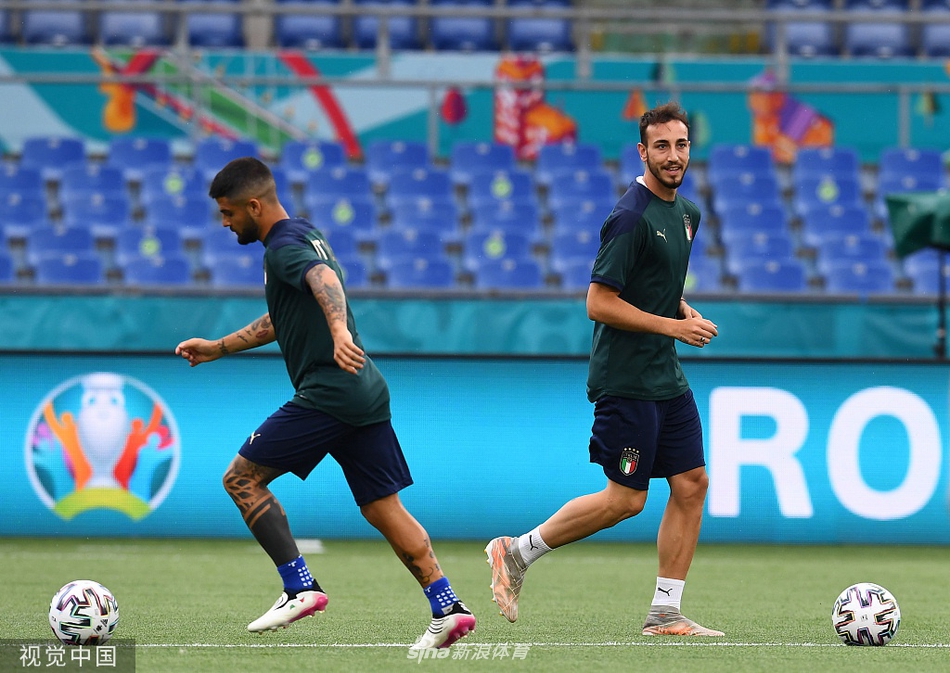 曼奇尼神情严肃地站在围成一圈的弟子们中央，队长基耶利尼双臂环抱胸前，目光坚毅地聆听主帅部署