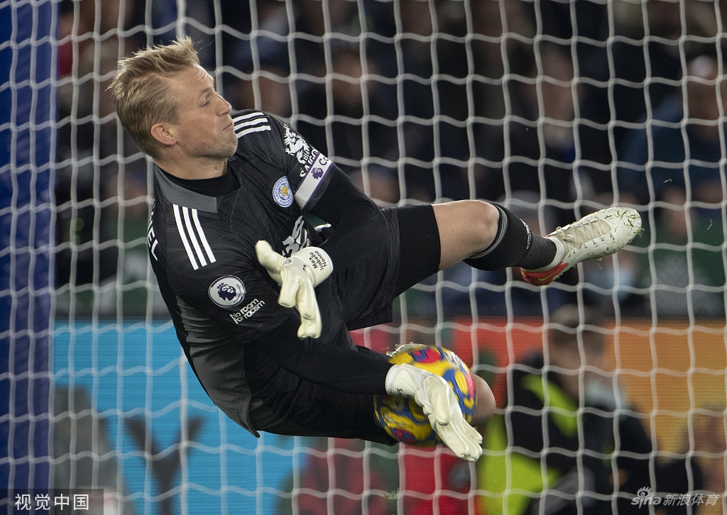 莱斯特城球员在终场哨响后紧紧相拥庆祝，他们用堆积如山的身体和坚定的眼神筑起了让利物浦锋线绝望的蓝色长城。