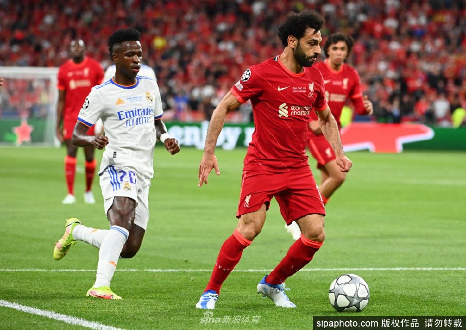 萨拉赫身着利物浦红色战袍，向看台球迷挥手致意的动人时刻