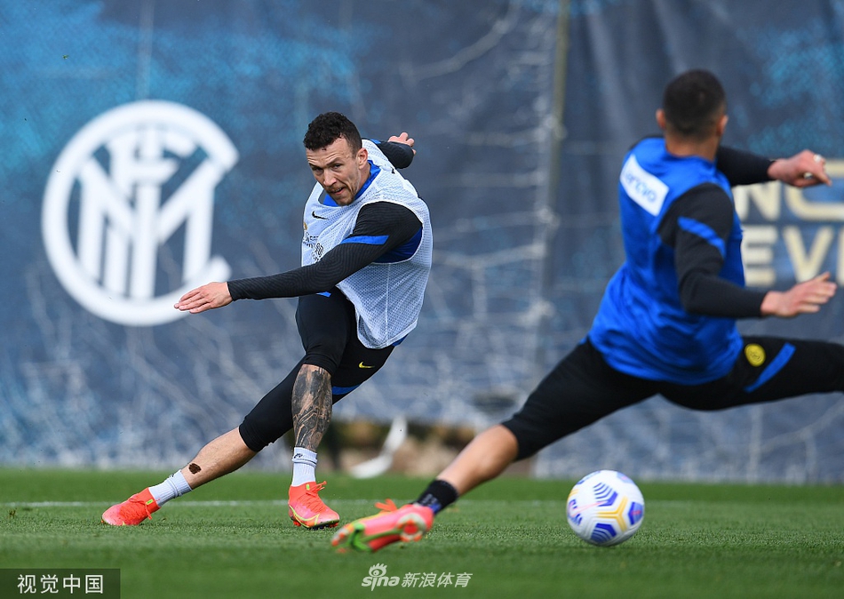 国米球员们在训练场上展示夺冠纪念品，全队上下不分彼此，在轻松的氛围中享受着属于蓝黑军团的家庭式聚会。