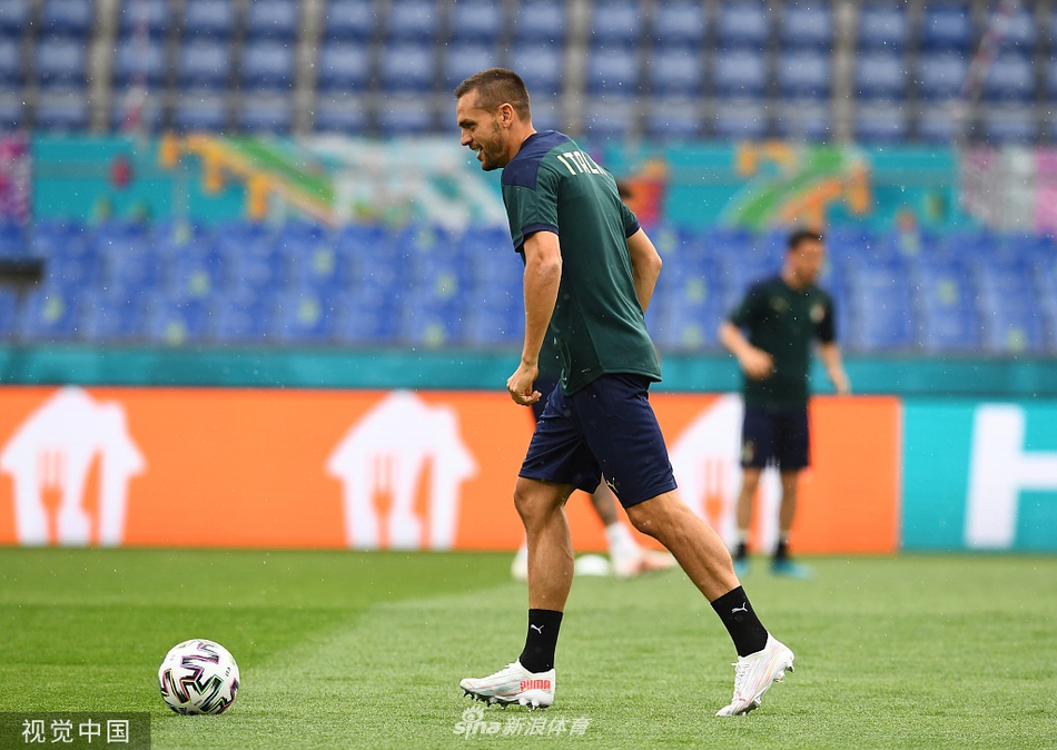 因西涅在训练中露出标志性的笑容，但脚下的盘带动作却一丝不苟，足球仿佛黏在他脚上一般