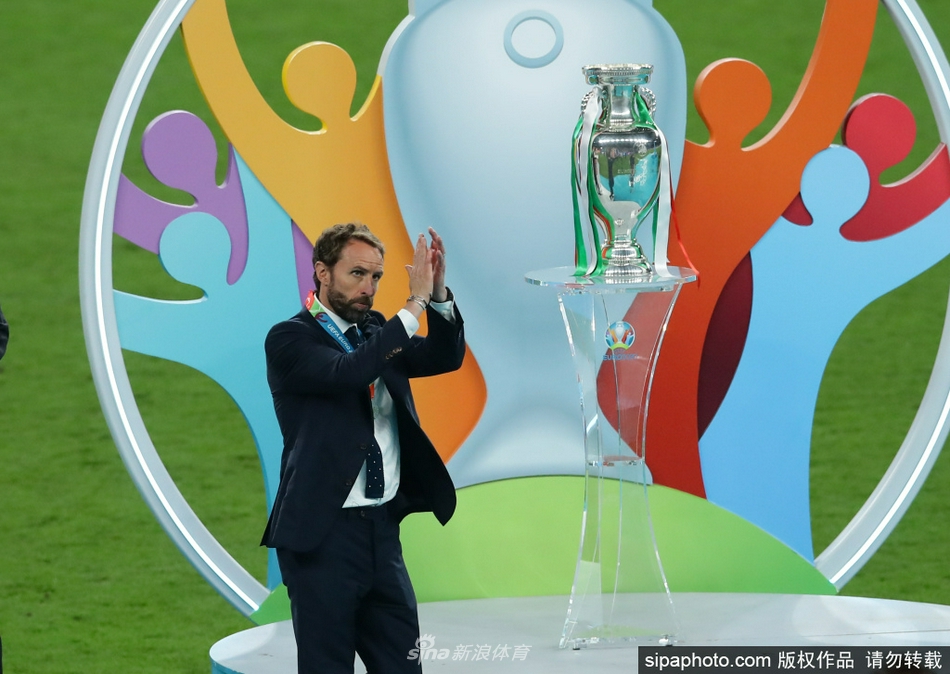 索斯盖特在场边目光如炬，西装革履下是对胜利的无限渴望，他正挥手向场上弟子传递战术指令