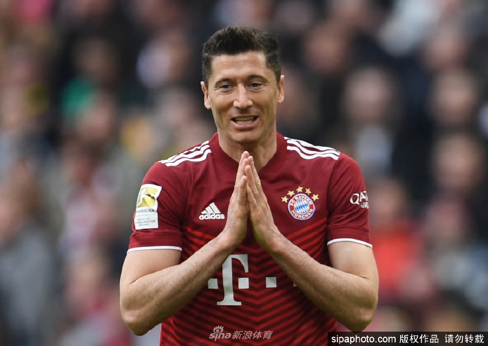 莱万多夫斯基在新闻发布会上神情严肃地宣布决定，背景中的波兰国旗和众多麦克风暗示了这一刻的全球关注。