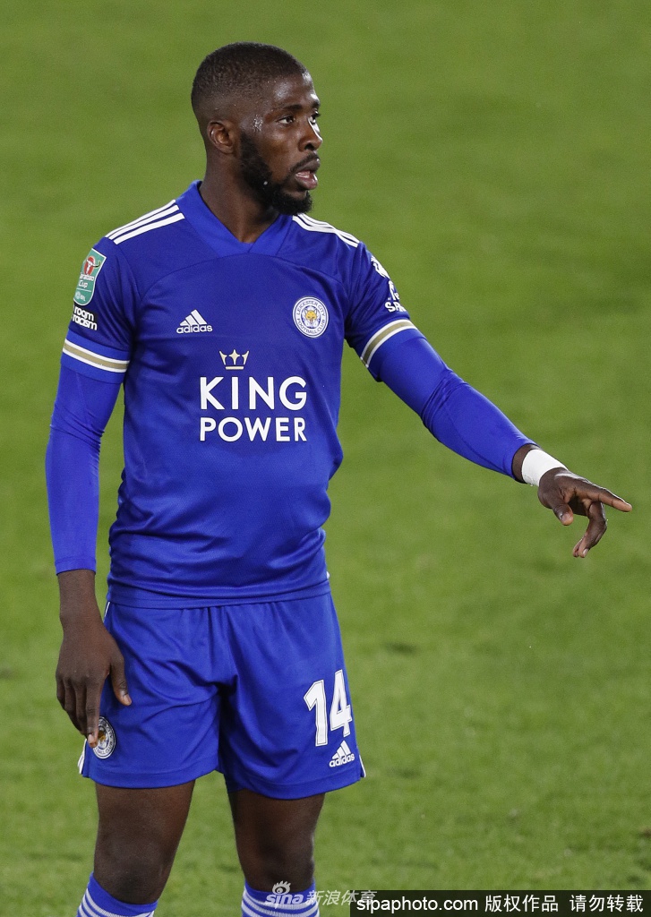 绿茵场上，伊希纳乔目光如炬，在射门瞬间展现出的专注力与爆发力。这不仅是力量的释放，更是他屡次为莱斯特城打破僵局、逆转比赛的关键瞬间。