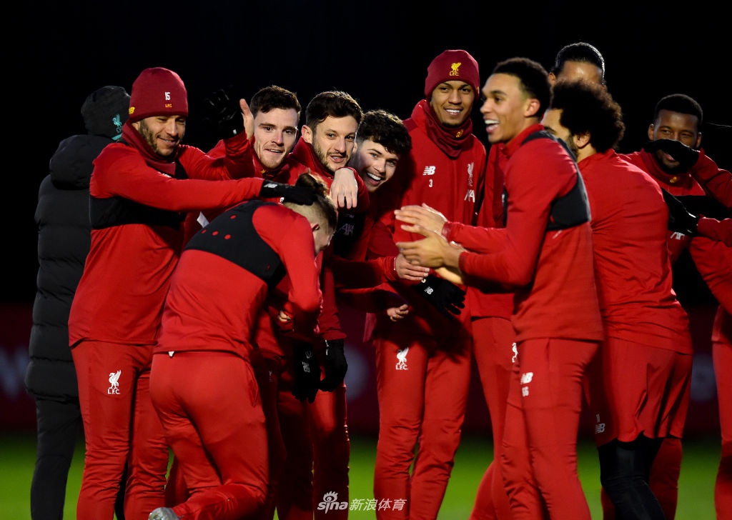 南野拓实与队友们轻松慢跑恢复，他脸上洋溢着笑容，已迅速融入利物浦更衣室。