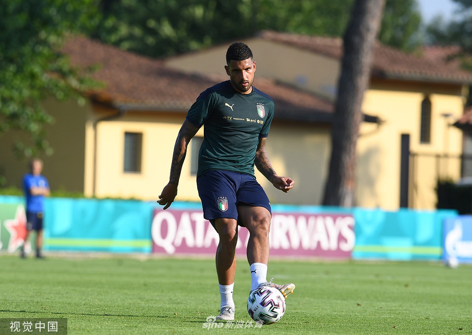 曼奇尼站在场边，双臂环抱，目光深邃地望着远方，他的嘴角挂着一丝不易察觉的微笑，仿佛早已看穿了三日后与威尔士之战的每一个结局。