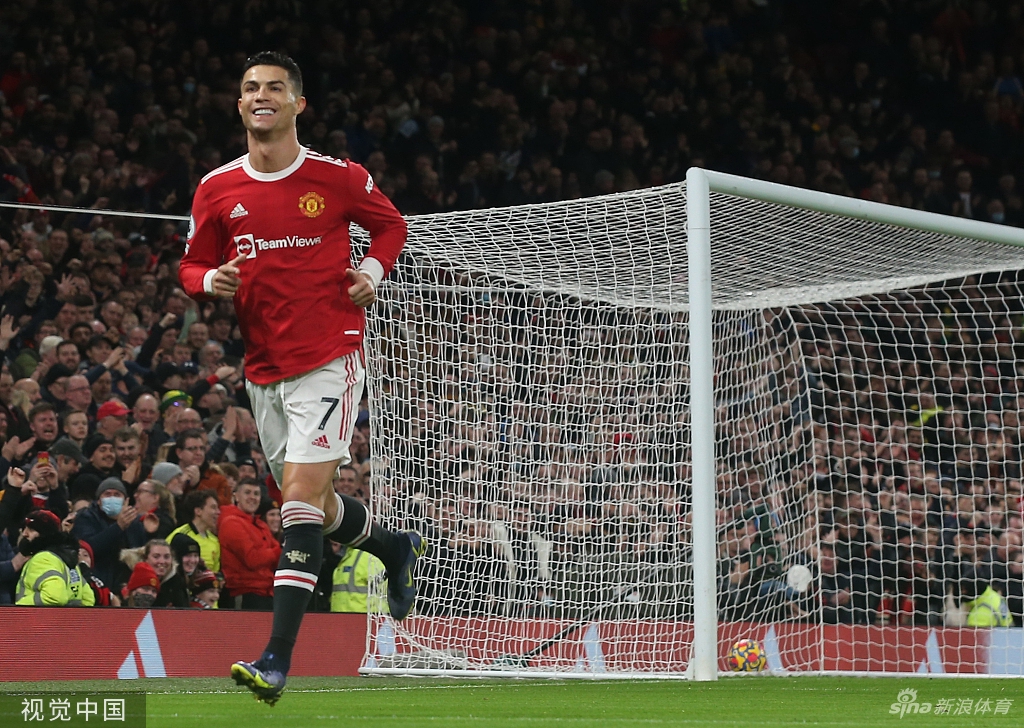 C罗标志性庆祝动作定格，霸气侧漏，眼神中写满对胜利的渴望