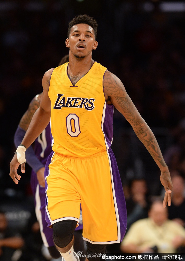 画面中的尼克杨正起手投篮，姿势美如画，篮球在空中划出一道彩虹般的弧线，仿佛还停留在那个属于他的“单打王”时代，只是这道弧线最终没能落在CBA的赛场。