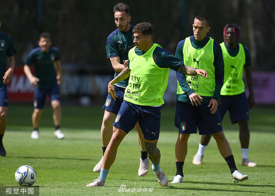 博努奇在训练中神情坚毅，他精准的长传调度，宛如球场上的节拍器，指挥着蓝衣军团的攻防节奏。