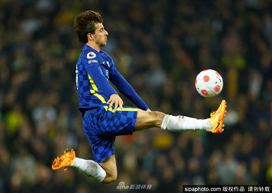 芒特在进球后张开双臂激情庆祝，与飞奔而来的队友紧紧相拥。