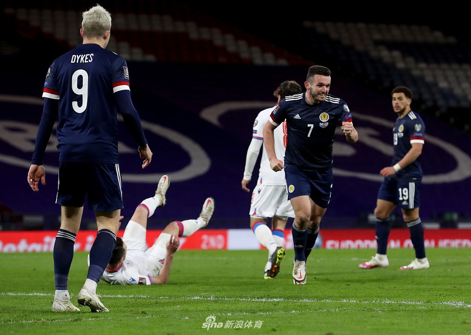 麦金高高跃起，以一记强有力的头球攻门，足球弹地后飞入网窝，完成梅开二度。