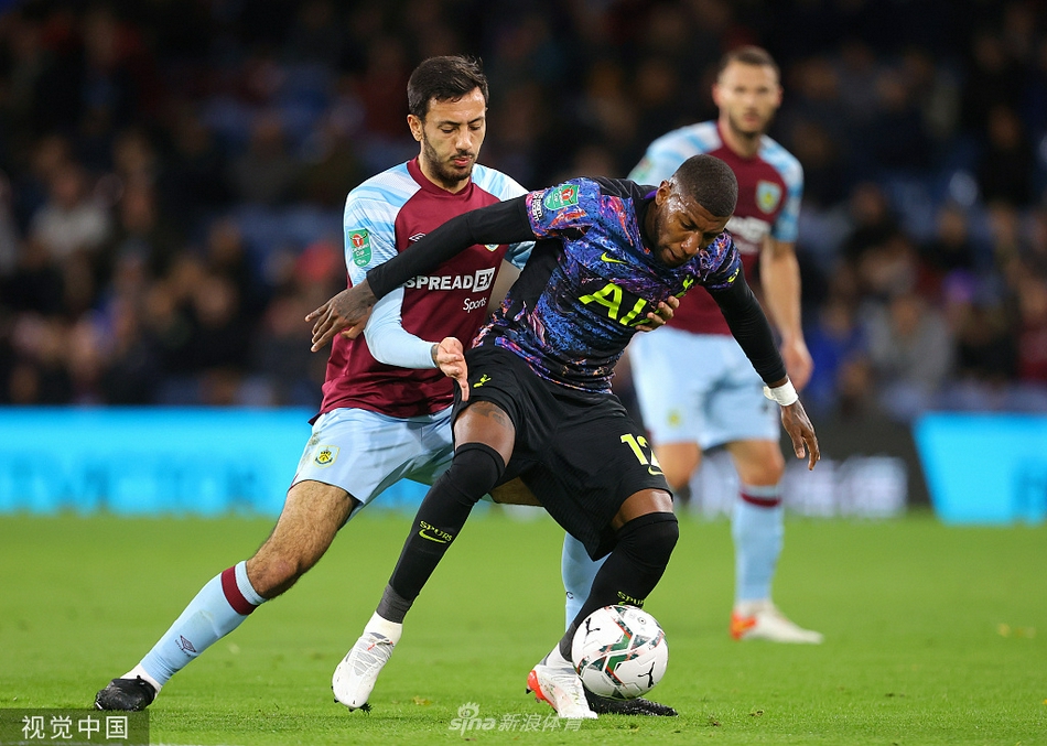 埃默森·罗亚尔右路起脚传中，皮球划出一道美妙弧线，精准地找到了埋伏在禁区中央的队友。