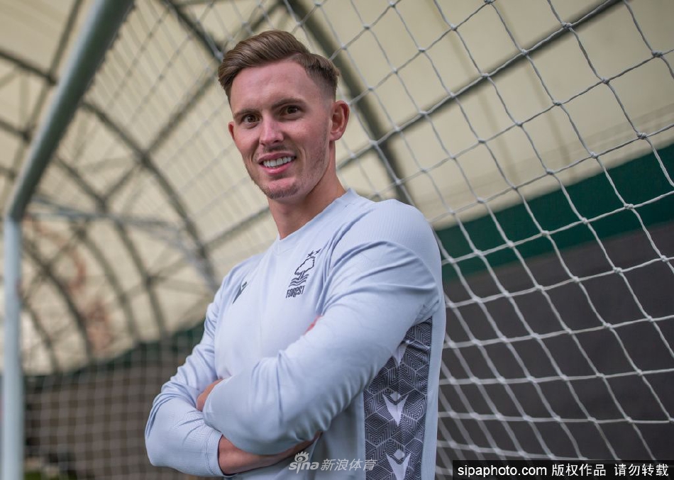 亨德森在训练场上飞身扑救，展现其出色的门线技术和敏捷身手