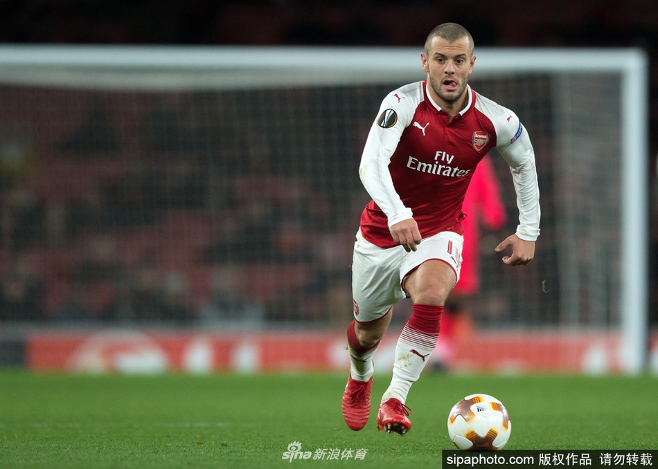 签约时刻的威尔希尔面带微笑，双手稳稳握住伯恩茅斯11号球衣，胸前队徽在灯光下格外醒目，仿佛在诉说着一段未尽的缘分