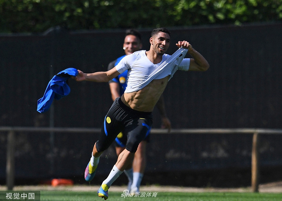 国米主席张康阳身穿休闲装现身训练场，与球员们勾肩搭背亲密合影，共同展示象征着意甲冠军的荣耀时刻。