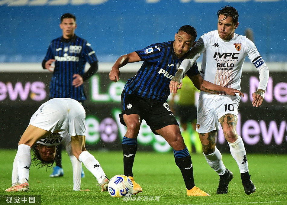 克里斯蒂安·罗梅罗飞身封堵，阿根廷铁卫奋不顾身用身体挡出对方的必进球，捍卫蓝黑城墙