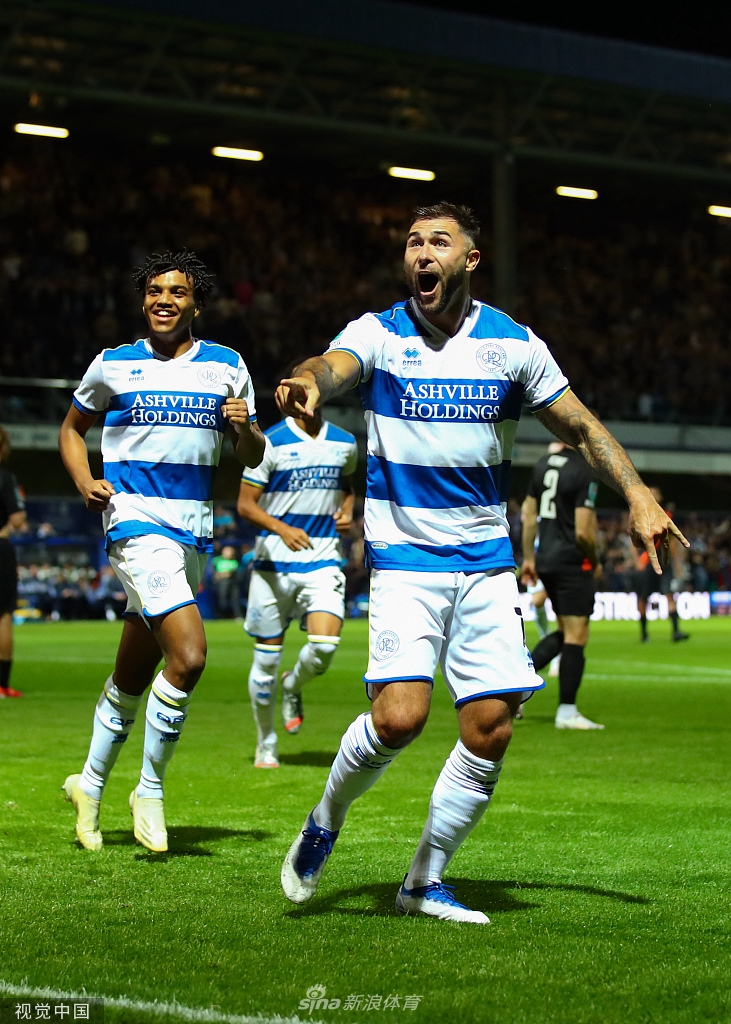 查理·奥斯汀高高跃起，他的眼神如鹰隼般锐利，在埃弗顿后卫的夹防中抢到头球点，那一刻，整个球场都为他石破天惊的攻门而屏息。